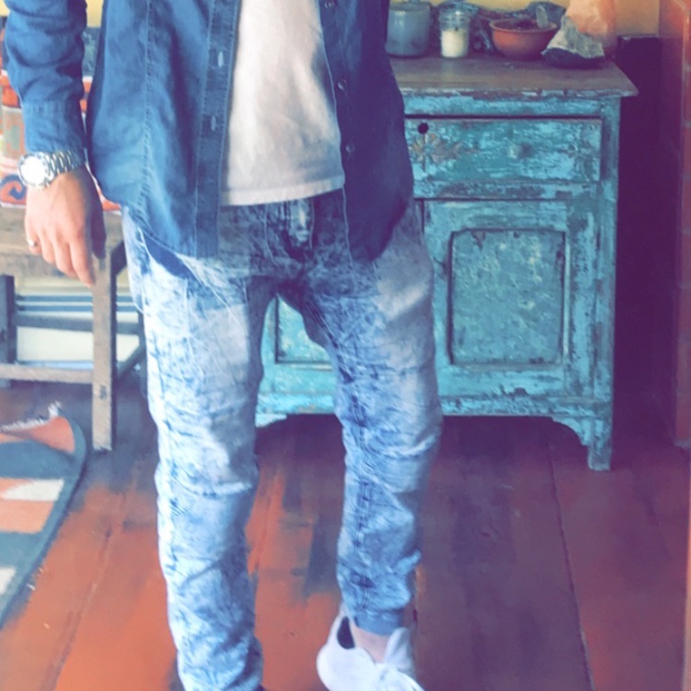 Broken Threads- acid wash, distressed skinny jeans